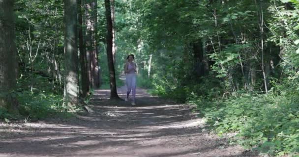 Ξανθιά Καυκάσια Νεαρή Γυμνάστρια Τρέχει Στο Μονοπάτι Του Δάσους Στον — Αρχείο Βίντεο