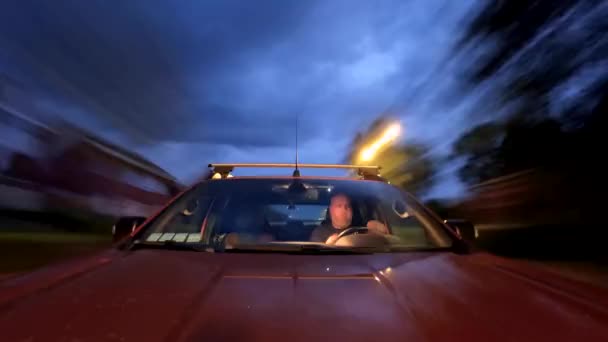 开放道路的自由 坐在前排的是快乐的中年男人 他们在晚上开车 晚上高兴地微笑着 在车后留下了轻盈的痕迹 — 图库视频影像