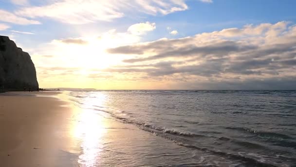 Okyanus Dalgaları Üzerinde Gün Batımı Kum Plajlarını Yıkar Dağ Siluetinin — Stok video