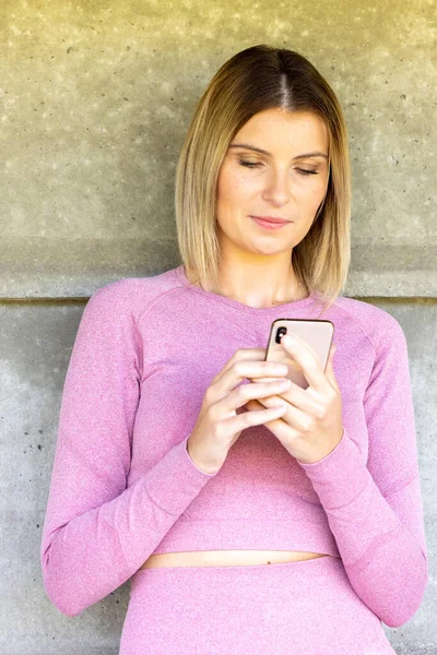 Beautiful Young Smiling Woman Relaxing Texting Her Phone Taking Photos — Stock Photo, Image