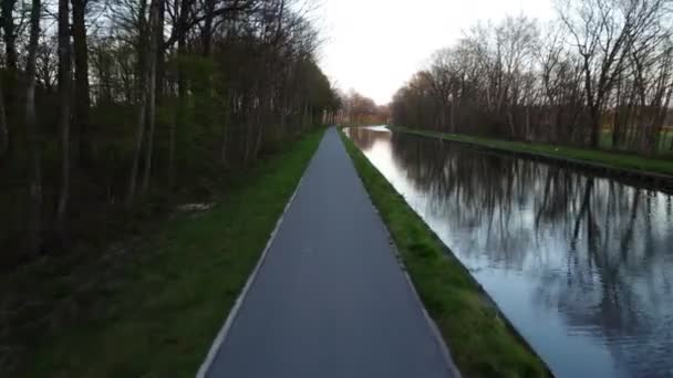 秋天或冬季 无人机在比利时 欧洲的一条运河边拍摄 水面上反射着树木的倒影 是的高质量的4K镜头 — 图库视频影像