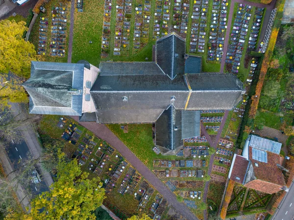 ベルギー ウルテル フーグスタテン 2022年11月24日 初期ゴシック様式の聖ヨハネ バプテスト教会の空中ドローン写真 クリンケット通りの聖ヤン バプテスト教会 ウルテル フーグスタテン — ストック写真