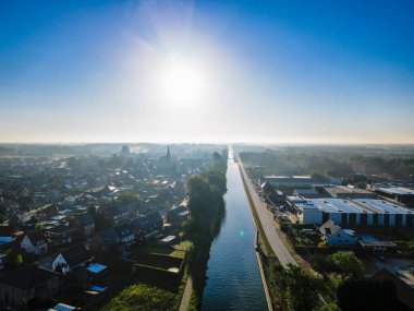 Rijkevorsel, Belçika, 9 Haziran 2022, Sint Jozef 'in küçük bir köyü, sabah güneşinde Rijkevorsel, kempen, Belçika' da Dessel Schoten kanalı hava fotoğrafında,