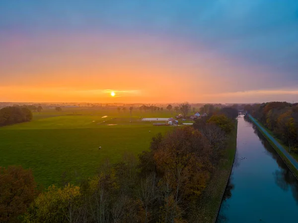 Prachtige Zonsondergang Boven Een Rivier Met Groene Struiken Kleurrijke Lucht — Stockfoto