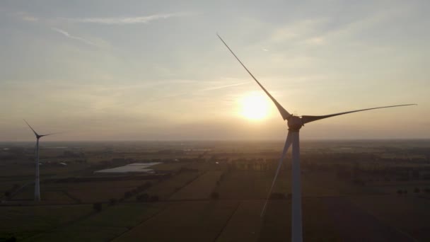 Letecký Záběr Trubcem Větrných Mlýnů Rotujícími Křídly Mezi Zelenými Poli — Stock video