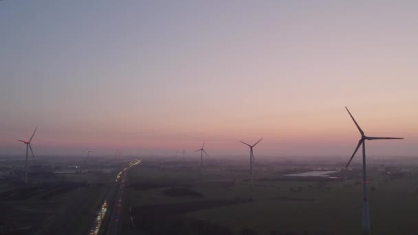 Windpark Met Windturbine Een Landelijk Gebied Tegen Zonsondergang Gezien Vanuit — Stockvideo