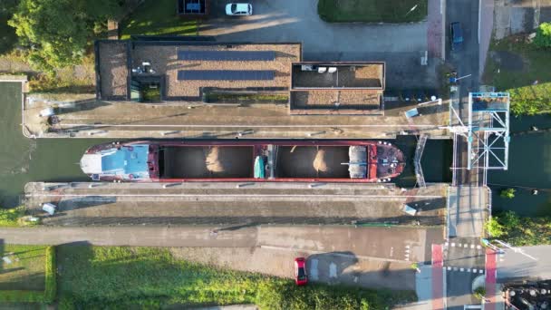 2022年6月9日 比利时Rijkevorsel Sint Jozef小村 位于比利时肯普郡Rijkevorsel的Dessel Schoten运河上 拍摄了早晨日出时的航拍照片 照片显示了 — 图库视频影像