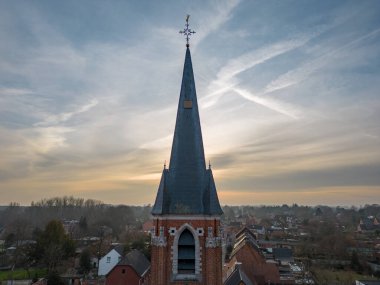 Gün batımında bir Hıristiyan kilisesinin silueti. Yüksek kalite fotoğraf