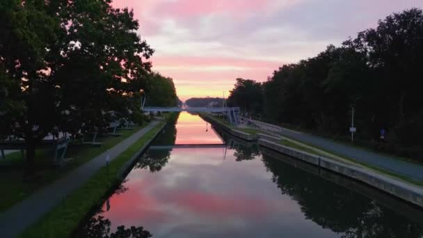Piękny Zachód Słońca Nad Rzeką Zielonymi Krzakami Bogatym Kolorem Nieba — Wideo stockowe
