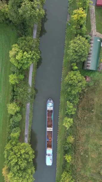 ベルギーに貨物船がある運河の空中展望映像 農業のための水と運河 田畑や草地 ドローンから撮影された風景空撮 高品質のフルHd映像 — ストック動画