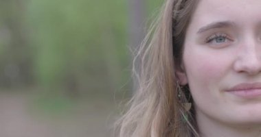 Kafkas bir kadının yüzünün yarısı, güzel genç bir insan yüzü, soluk beyaz tenli ve kahverengi saçlı, kameranın yanına ciddi ciddi bakan açık ve kendinden emin. Avrupa Portresi