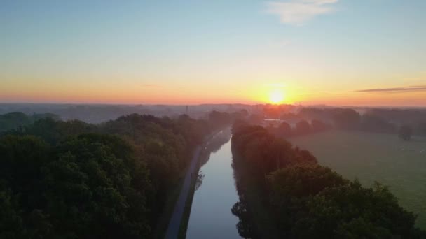 美丽的落日笼罩着一条绿树成荫 天空五彩斑斓的河流 高质量的照片 — 图库视频影像