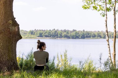Çekici, parlak, kaygısız, neşeli bir kızın açık havada tatil ziyafeti çekmesinin arka plan portresi. Yüksek kalite fotoğraf