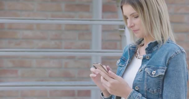 Jonge Blonde Vrouw Heeft Plezier Spelen Gelukkig Met Smartphones Gebruik — Stockvideo