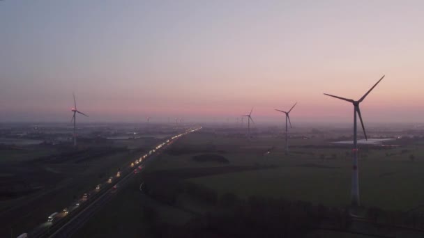 Szenische Luftaufnahme Von Windkraftanlagen Bei Sonnenaufgang Dichten Nebel Windpark Zur — Stockvideo
