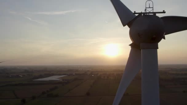 近距离观察风车农场从无人驾驶飞机 电影航拍的大型风力涡轮机生产清洁可持续能源 清洁能源的未来 日出时带着雾气鸟瞰的田野里的风车农场 — 图库视频影像