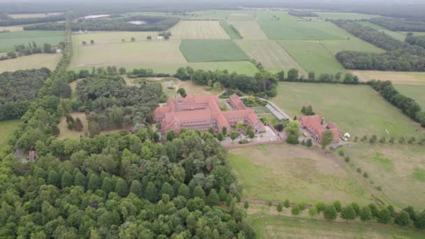 2022年7月13日 比利时安特卫普 布莱希特 从空中俯瞰位于布莱希特的修女修道院 Onze Lieve Vrouw Van Nazareth 高质量的4K镜头 — 图库视频影像