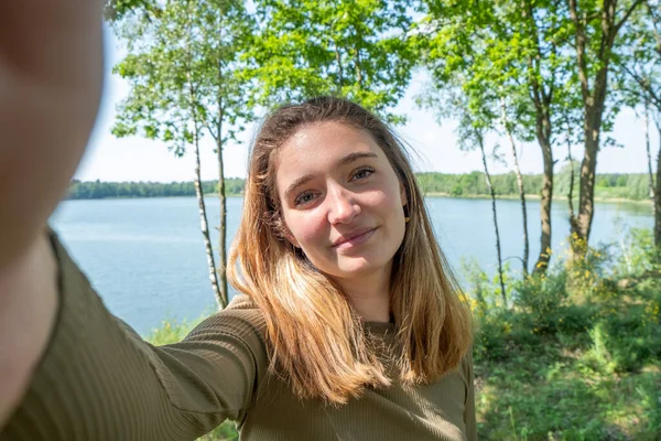 Vacker Glad Ung Kvinna Som Har Bra Tid Vid Skogen — Stockfoto