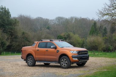 Avrupa 'da Normandiya, Fransa' da gri bir gökyüzünün altında parkedilmiş bir kamyonet..