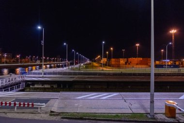 Su yolu yakınında ağır sanayi salınımlara neden oluyor. Yüksek kalite fotoğraf