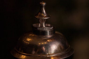 Arka planda gelin buketi olan metal kadehler, gelin ve damat düğün seti, basit detaylar. Yüksek kalite fotoğraf