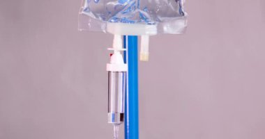 Damardan damar içi sıvı damlası salin damlası hastane odası, tıbbi konsept, acil tedavi ve enjeksiyonlu ilaç infüzyon kemoterapisi ayarlayın. Yüksek kalite 4k görüntü