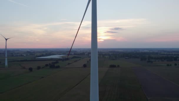 Dan Yakın Çekim Yel Değirmeni Çiftliği Büyük Rüzgar Türbinlerinin Temiz — Stok video