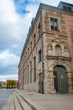 MECHELEN, ANTWERP, BELGIUM, 16 Kasım 2022, Tinel parkındaki eski Predikheren manastırındaki şehir kütüphanesi. Yüksek kalite fotoğraf