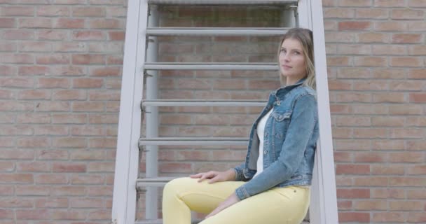 Улыбающаяся Молодая Женщина Сидит Лестнице Городская Сцена Высококачественные Кадры — стоковое видео