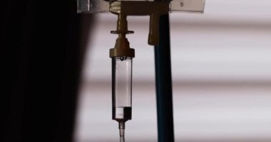 Acil durum, damar içi tuz çözeltisi, kaza yerinde serumu takmak, polisin ya da ambulansın yanıp sönen ışıkları altında. Yüksek kalite 4k görüntü