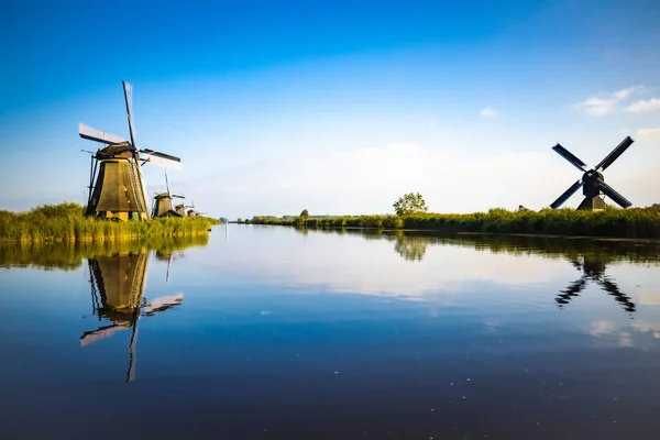 UNESCO 'nun dünya mirası sitesi Kinderdijk' teki ünlü Hollanda yel değirmenlerinin yatay resmi. Fotoğrafta, Hollanda 'nın güneyindeki Kinderdijk kentinde inşa edilen 19 değirmenden beşi yer alıyor.