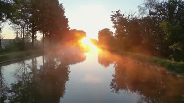 在比利时用货轮俯瞰一条运河上方五彩斑斓的日出天空 农业用水渠道 田野和草地 无人机拍摄的风景鸟瞰 — 图库视频影像