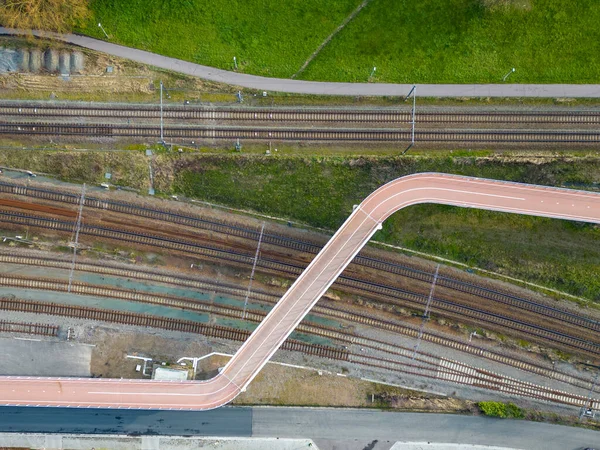 Pandangan Udara Ditembak Oleh Drone Dari Pengendara Sepeda Dan Jembatan — Stok Foto