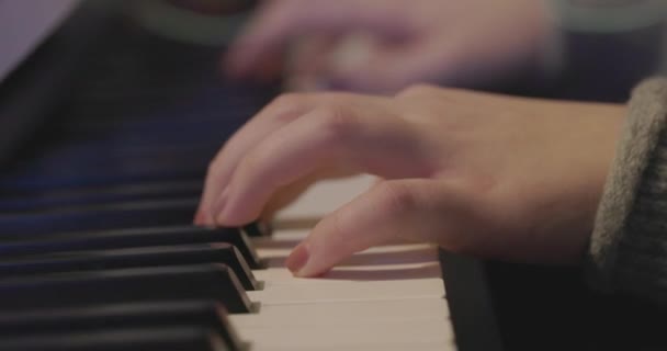 Жінки Грають Фортепіано Закривають Руки Піаністів Грають Уроках Фортепіано Піаніст — стокове відео