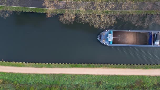 Sisli Bir Kış Gününde Kanalın Üzerinden Geçen Bir Kargo Kanalı — Stok video