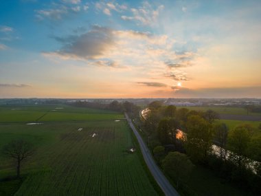 Belçika 'daki bir kanalda renkli dramatik bir gündoğumu manzarası. Ulaşım ve tarım için suyu olan kanallar. Ormanlar, tarlalar ve çayırlar. Manzara. Yüksek kalite fotoğraf. Yüksek kalite fotoğraf
