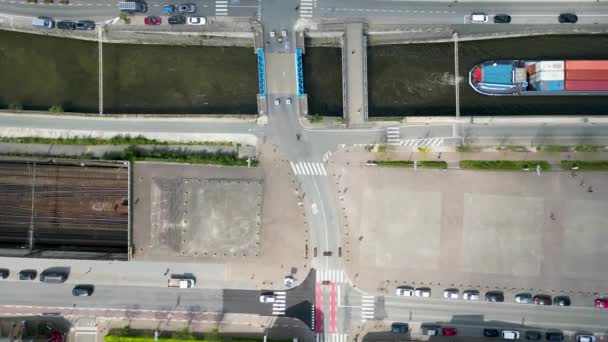 比利时一条运河和一个火车站的空中景观 火车等着时 渡船和货船经过了 高质量的4K镜头 — 图库视频影像