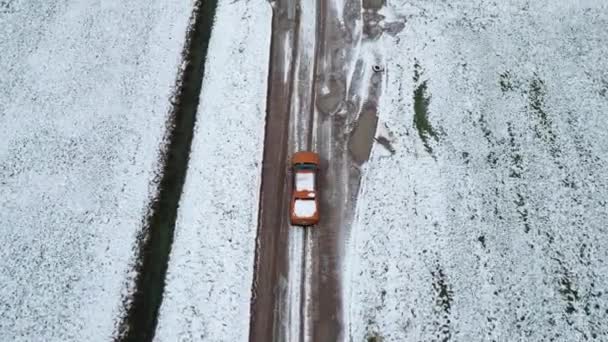 Luftaufnahme Drohnenortung Hinter Einem Orangefarbenen Auto Das Auf Einem Feldweg — Stockvideo