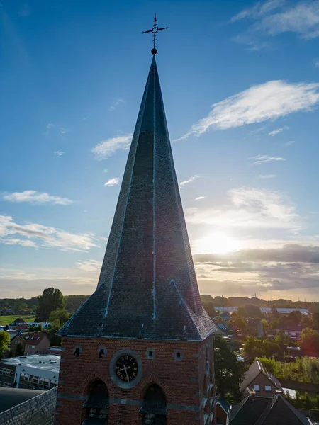 Luftaufnahme Der Silhouette Des Kreuzes Und Des Kirchturms Bei Sonnenaufgang — Stockfoto
