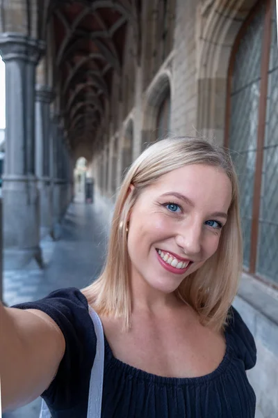 Selfie Χρόνο Ελκυστική Ξανθιά Νεαρή Funky Blogger Κάνει Φωτογραφία Για — Φωτογραφία Αρχείου