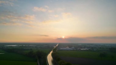 Rijkevorsel, Kempen, Belçika 'daki Dessel Schoten kanalı hava fotoğrafında dramatik bir günbatımı yaşandı. Yüksek kalite fotoğraf. Yüksek kalite 4k görüntü
