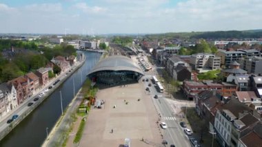 Halle, Flaman Brabant Bölgesi, Belçika, 01 05 2023, güneşli bir bahar gününde Halle şehrindeki tren istasyonu ve deniz kanalının yukarıdan görünüşü. Yüksek kalite fotoğraf. Yüksek kalite fotoğraf