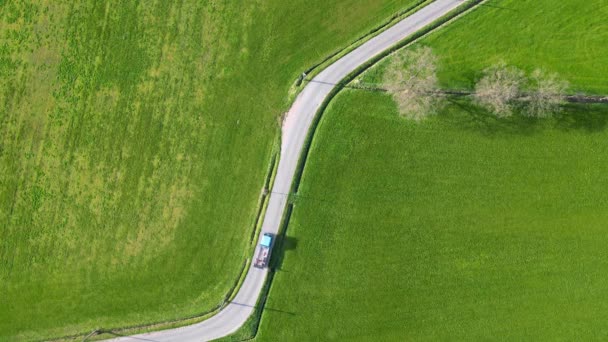 Luftaufnahme Der Landstraße Mit Autos Die Einem Ländlichen Gebiet Fahren — Stockvideo