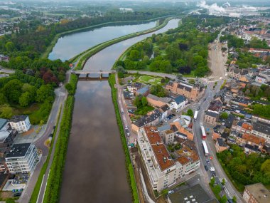 Duffel, Antwerp, Belçika, 17 Mayıs 2023, Antwerp bölgesindeki Duffel köyü hava fotoğrafında Nete nehrinin yukarısından görülen evleri ve caddeleri gösteriyor.
