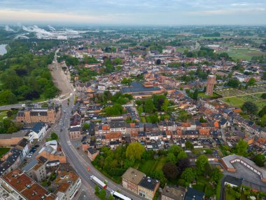 Duffel, Antwerp, Belçika, 17 Mayıs 2023, Antwerp bölgesindeki Duffel köyü hava fotoğrafında Nete nehrinin yukarısından görülen evleri ve caddeleri gösteriyor.