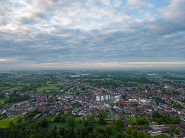 Duffel, Antwerp, Belçika, 17 Mayıs 2023, Antwerp bölgesindeki Duffel köyü hava fotoğrafında Nete nehrinin yukarısından görülen evleri ve caddeleri gösteriyor.