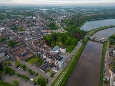 Duffel, Antwerp, Belçika, 17 Mayıs 2023, Antwerp bölgesindeki Duffel köyü hava fotoğrafında Nete nehrinin yukarısından görülen evleri ve caddeleri gösteriyor.