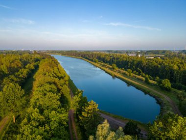 Yazın açık mavi gökyüzü ve bulutlarla nehrin havadan görünüşü. Yüksek kalite fotoğraf
