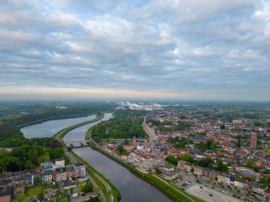 Duffel, Antwerp, Belçika, 17 Mayıs 2023, Antwerp bölgesindeki Duffel köyü hava fotoğrafında Nete nehrinin yukarısından görülen evleri ve caddeleri gösteriyor.