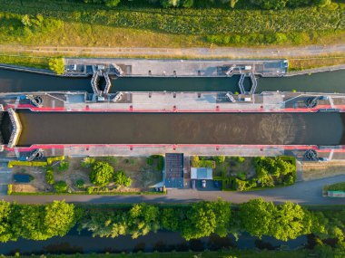 DuFFEL, LIER, BELGIUM, 31 Mayıs 2023, Nete Kanalı ile Nete Nehri arasındaki nehir kilidinin yukarıdan veya yukarıdan gelen kilidi gösteren yukarıdan aşağı görüntüsü. Yüksek kalite fotoğraf